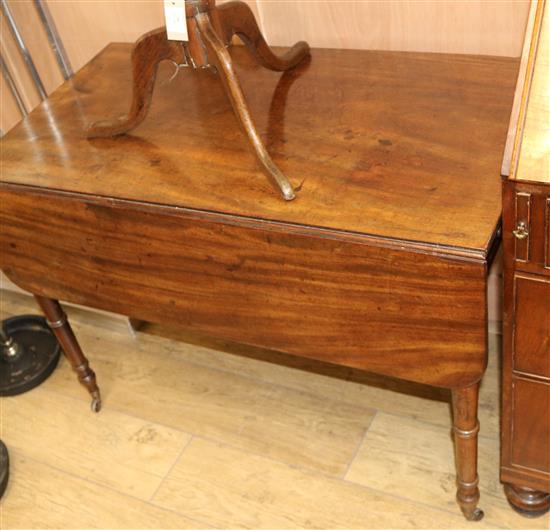 A Victorian mahogany Pembroke table W.99cm